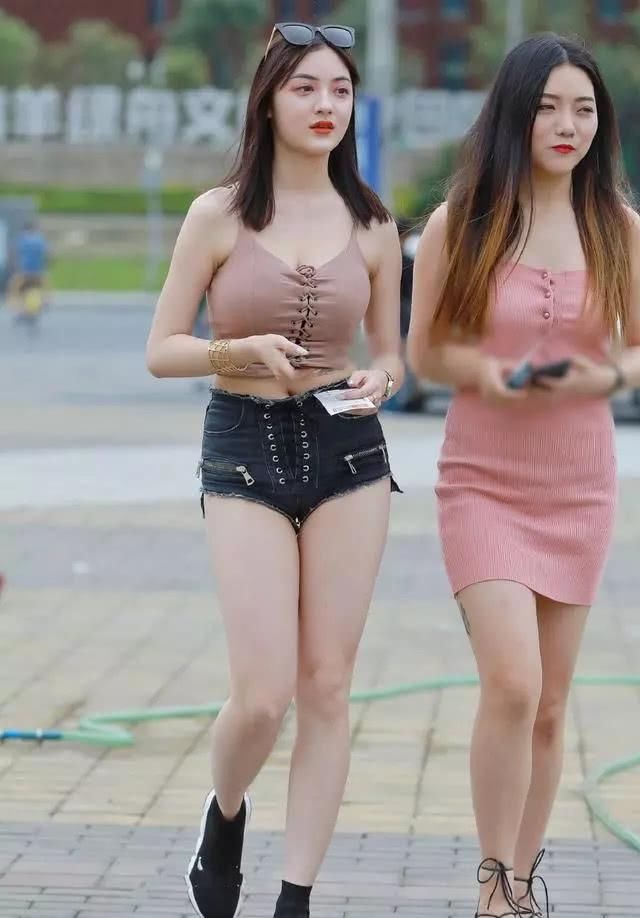 服了这美女!牛仔短裤都这样挤了,还硬穿进去,难道不觉得勒吗?