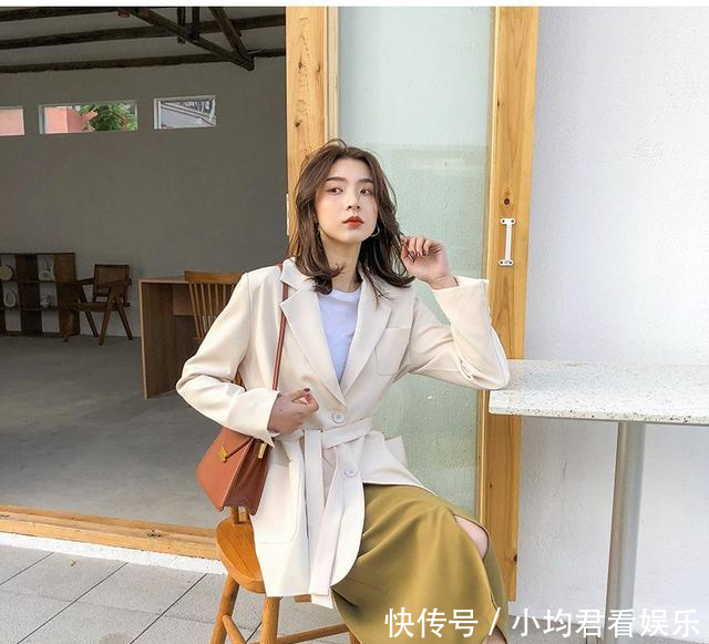 『少女』“半裙少女搭配”透露着一丝优雅感,散发着女性魅力