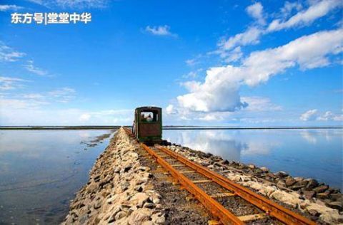 世界上最奇怪的铁路，建在海中央，火车如何做到在大海里跑？