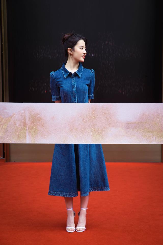 刘亦菲瘦回来了！变成尖下巴的刘天仙穿牛仔裙配丸子头仙气满满！