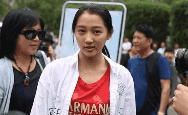 关晓彤素颜吓人，仍微博卖瓜自卖自夸，网友：坐等分手