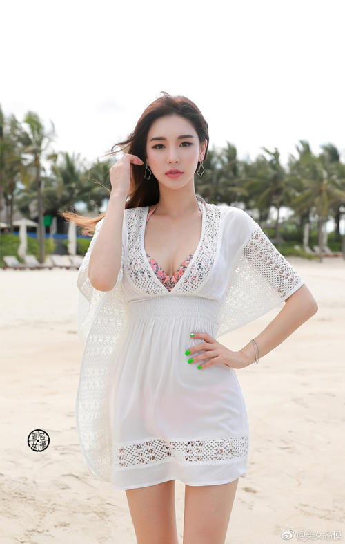 路人街拍，白色镂空连衣裙穿在高颜值美女身上，有着独特的魅力！