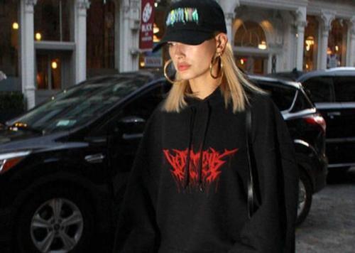 海莉出街被拍，穿着很女人，这一做法看出她真的很爱比伯