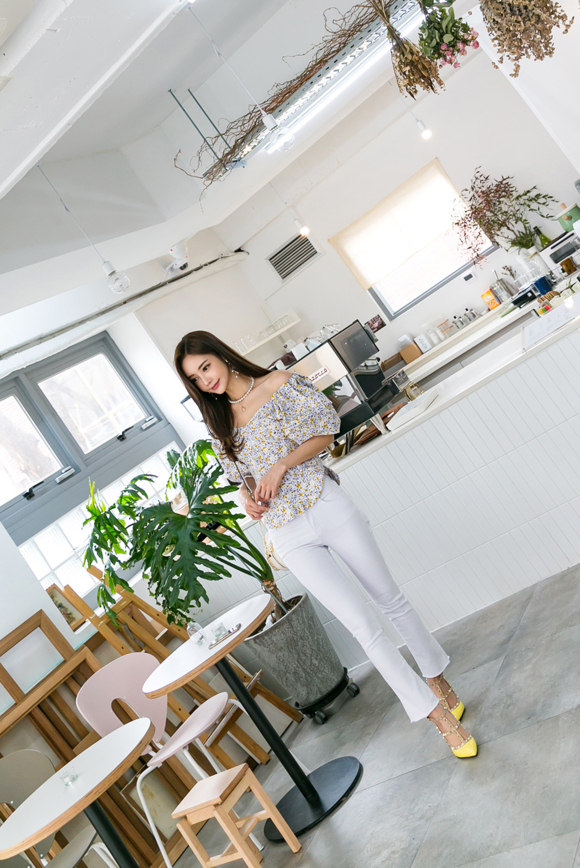 女神孙允珠，月牙夏葵小碎花冰点灯笼袖衫