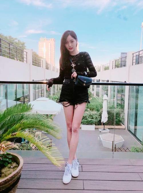 火箭少女吴宣仪,All Black尽显甜美气质,没想到私服竟这么好看