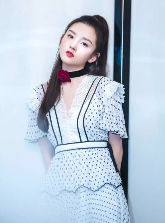 宋祖儿的腿像是假肢!这腿竟和墙融为一体了，得罪了修图师?