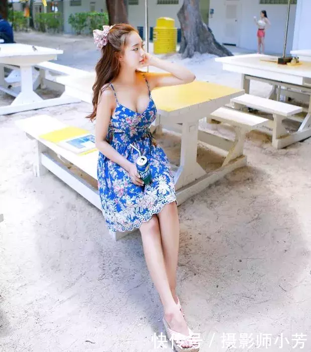 街拍：紧身裙小姐姐，时尚性感，突显女人温和迷人的气息！