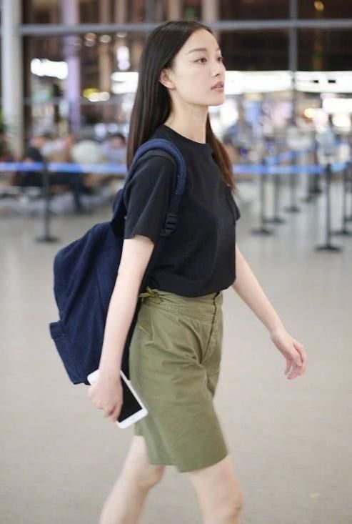 范冰冰腿粗的这么强壮，还是别穿短裤了，跟杨幂的细腿没法对比看
