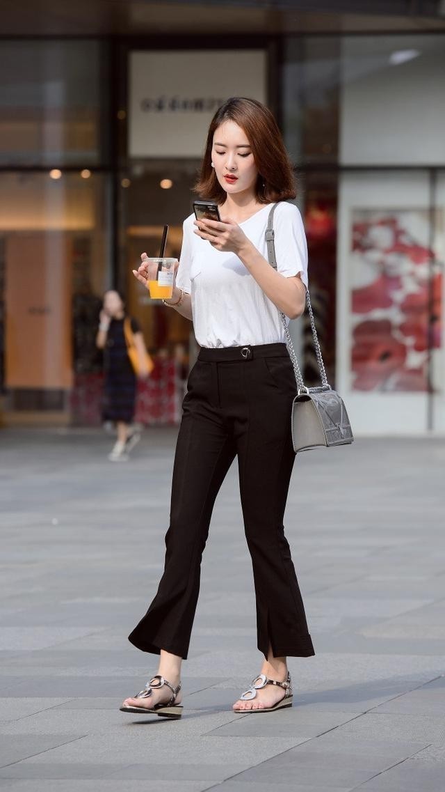 街拍：身材苗条有型的小姐姐，穿着看起来凸显出简约又舒适！