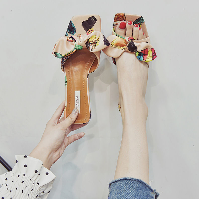 在女人眼里，这几款凉鞋小巧玲珑的设计，超显小女人的气息