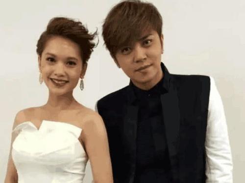 挡不住的尴尬瞬间，口红粘牙都是小事，她的睫毛都掉在脸上