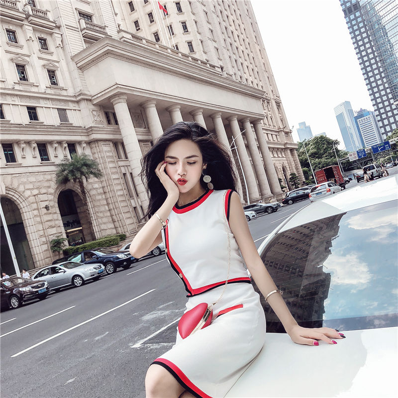 35岁老婆穿包臀裙+高跟鞋，显白鲜嫩像22岁少女，魅力挡不住