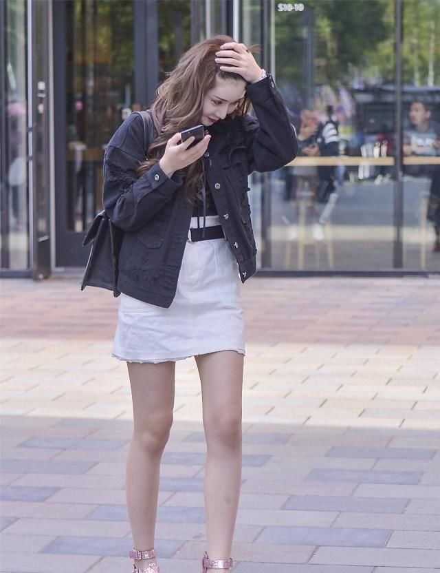  阳光：青春阳光的气质，选择休闲短裙装，你也能轻松拥有