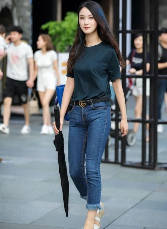  『凸显出』街拍：高挑的美女真会穿，紧身裙凸显出火辣身材！