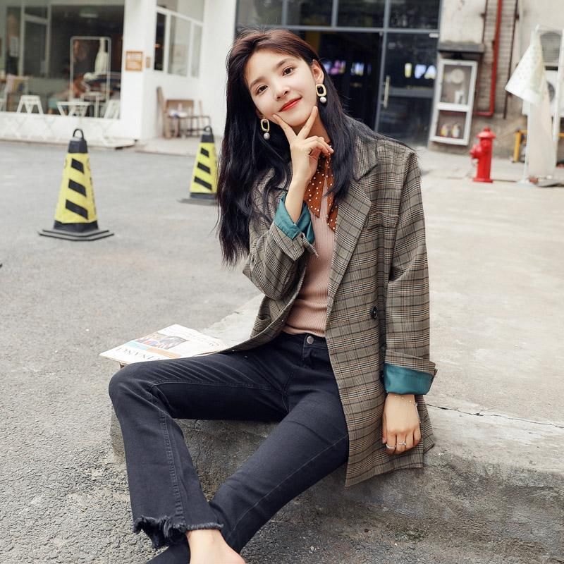 不得不说媳妇真会穿，“港味小西装”搭配牛仔裤，漂亮的清新脱俗