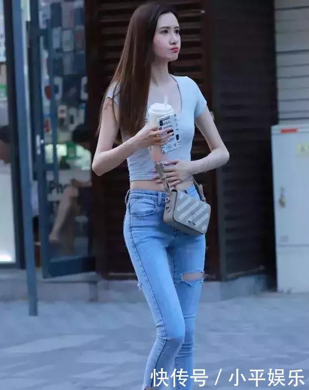 街拍: 牛仔裤长腿美女, 颜值还特别高, 满屏羡慕嫉妒！