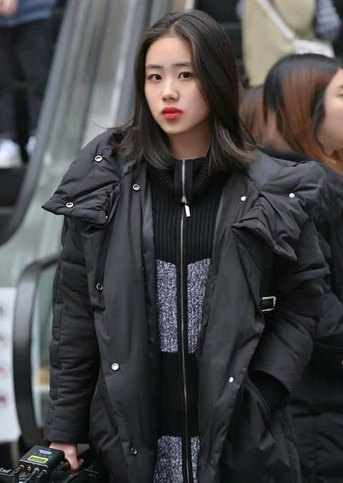  美女■街拍：环肥燕瘦的美女，一件黑色连衣裙外搭红色风衣，时尚气质美