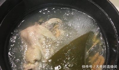 『海鲜』宅在家中吃美食:中式海鲜锅乌龙面+蒸芋头糕
