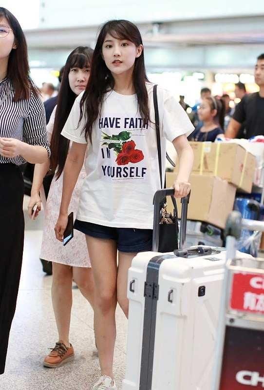 166cm李艺彤遇见159cm鞠婧祎，身高不是差距，网友:主要还看气质