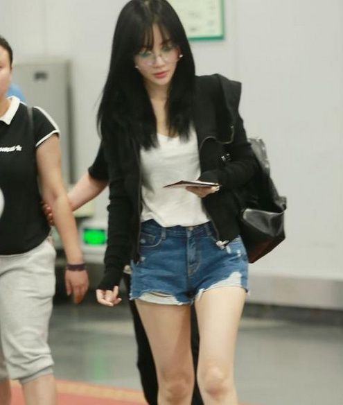 李小璐霍思燕机场同穿短裤秀美腿,网友:李小璐豁出去了