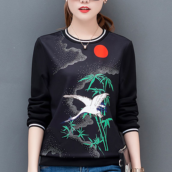 真没想到，今年流行的卫衣竟这么洋气，70后老婆穿上，减龄美炸