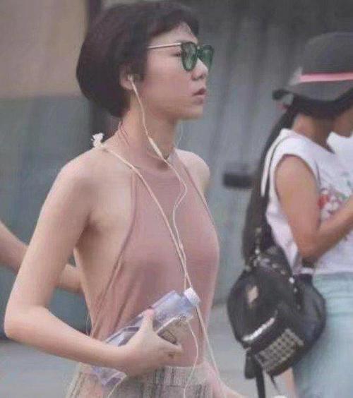 街拍:任性了,穿一件“肚兜”就出街,身材好无禁忌?