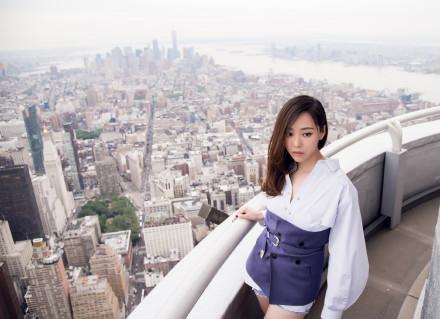 张靓颖太疯狂了! 腰上还要继衬衫, 都怪短裤太短!