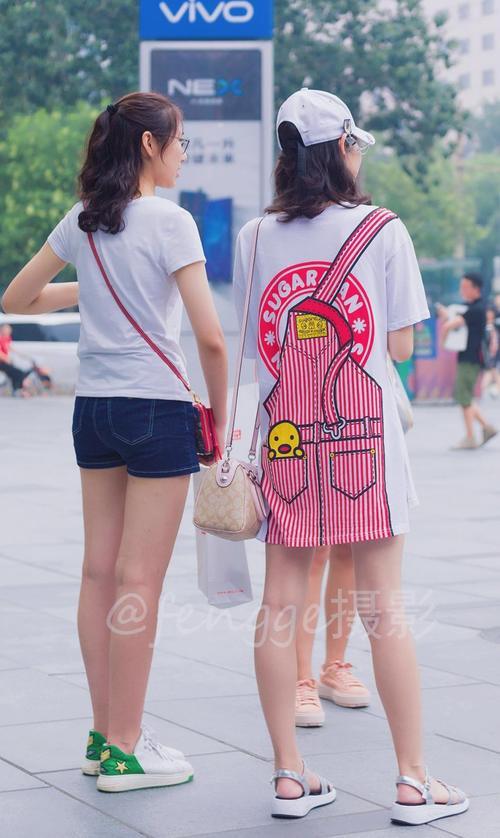 街拍背影不一定多么性感，但一定要有意思，你觉得呢？