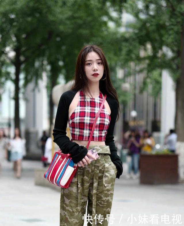路人街拍，高颜值的小姐姐穿着干练又时尚，身材匀称，女人味十足