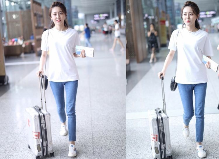 黄梦莹现身机场，白T配牛仔裤似少女，网友：看起来像18岁！