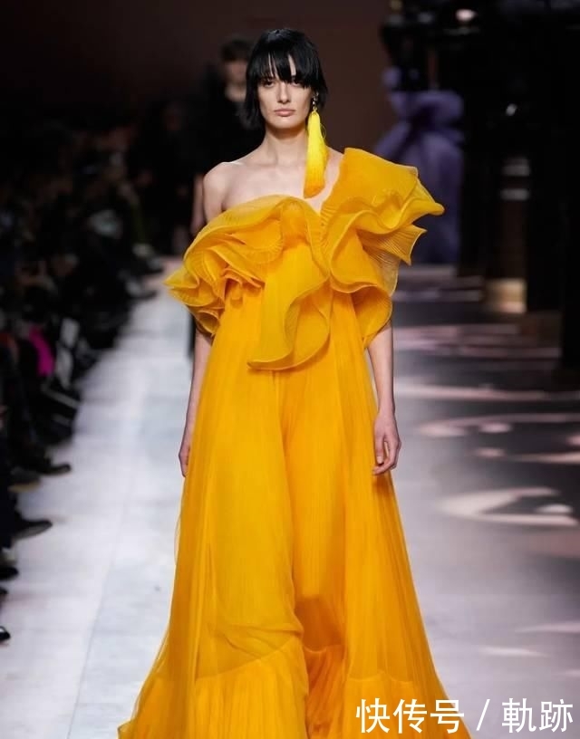 『花朵』2020开春 流行穿“开满花”的裙子,谁穿谁美!