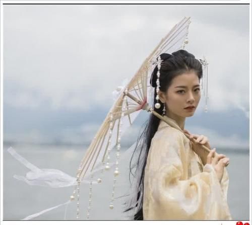 #躲过#同样是“汉服配饰”:躲过了油纸伞,逃过了玉镯,却为璎珞沦陷了!