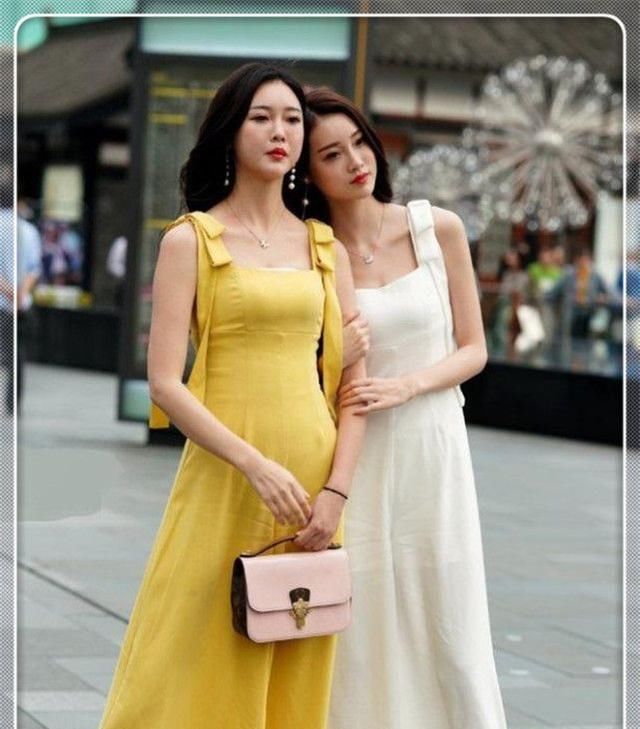  「闺蜜」街拍:辣妈和高颜值闺蜜逛街,同穿黑色连衣裙,很有气质