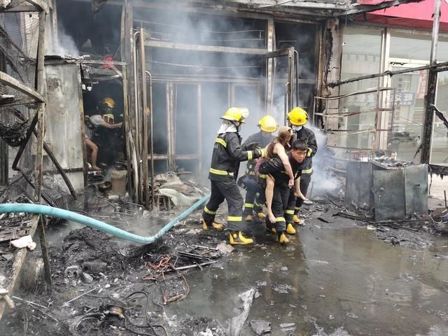  突发|门市房突发火情 消防员成功救出一家三口