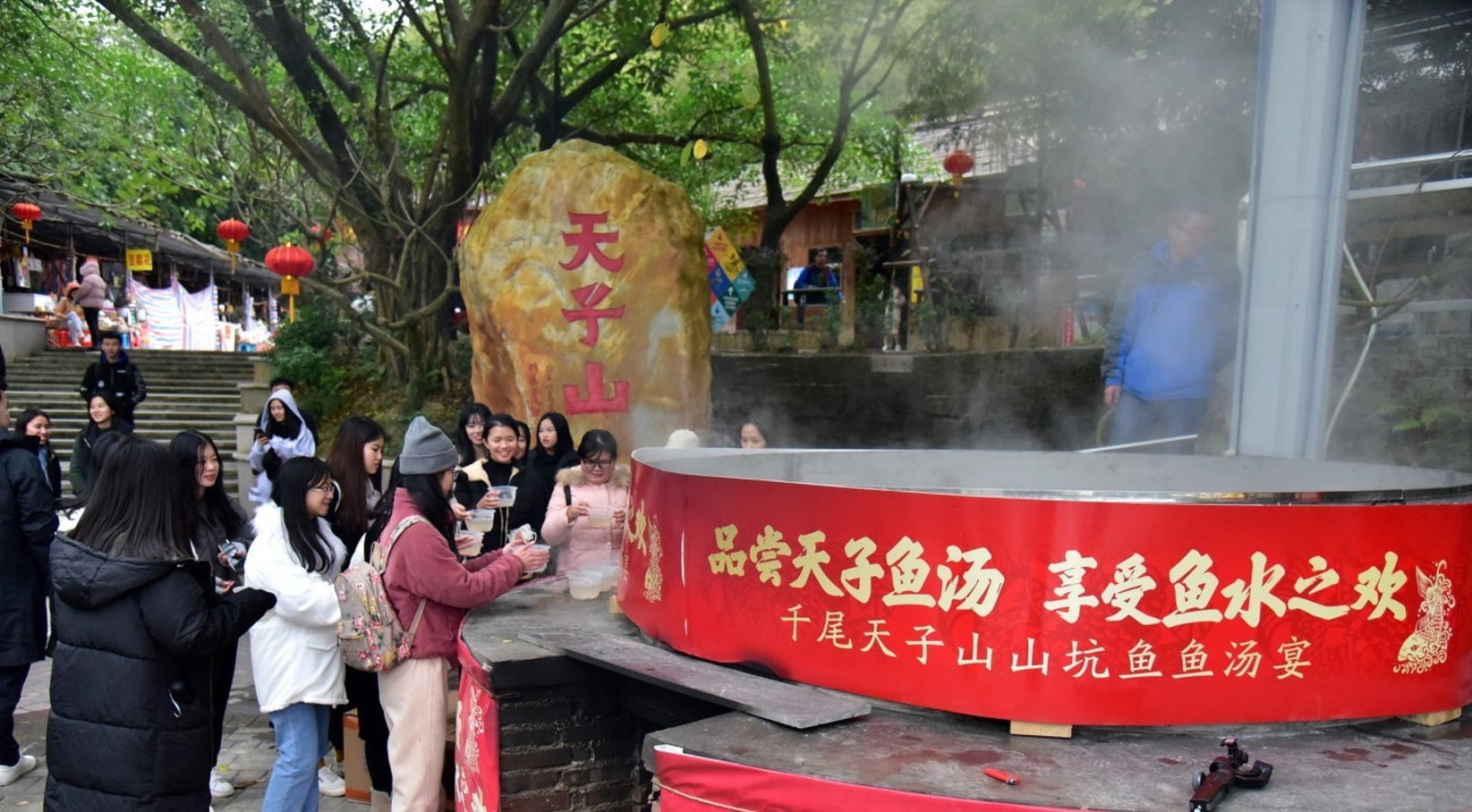 【盖后】奇闻景区鱼汤免费食用,游客们分分钟抢光,揭开盖后不淡定了