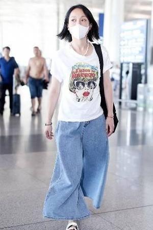 周迅素颜现身，皮肤暗淡、发际线高，瞬间老了一个年代