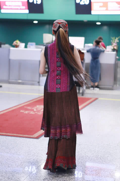 60岁杨丽萍红色民族风，高颜值帽真吸睛！网友：看着不过20岁