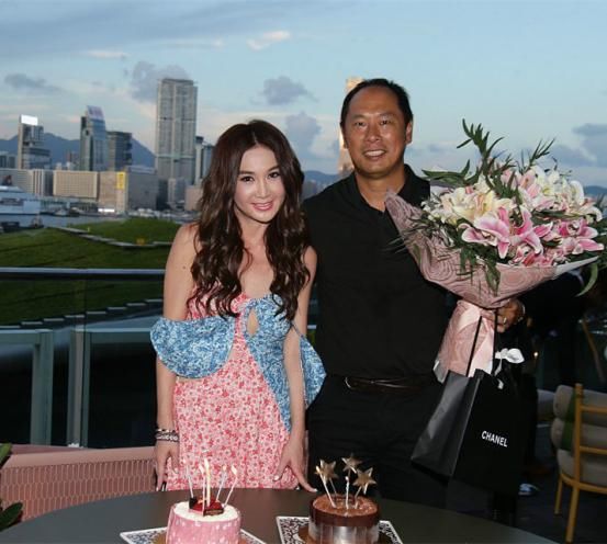 温碧霞真会装!52岁居然学25岁姑娘穿粉裙，网友:说她25我也信