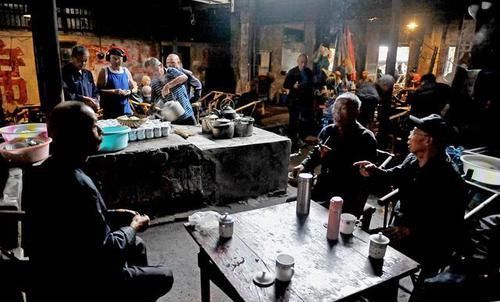 川西小镇有家百年老茶馆,进店1块钱可以喝一天,24年没涨价