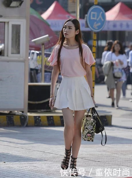 气质小姐姐粉红色短袖搭配白色短裙灵性十足，长发飘飘颇具仙女气