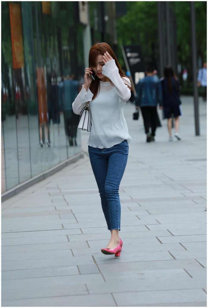 街拍: 穿着简单却很有气质的姐姐