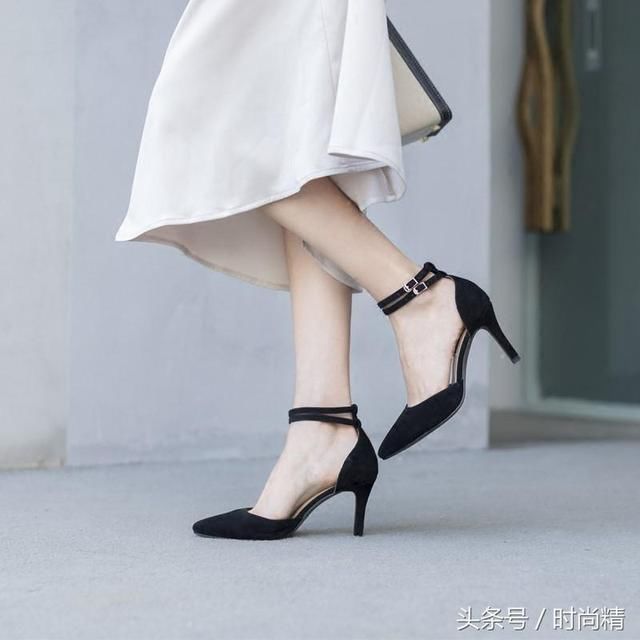女人从穿上高跟鞋的那一刻开始，曼妙身姿由此开始盛放