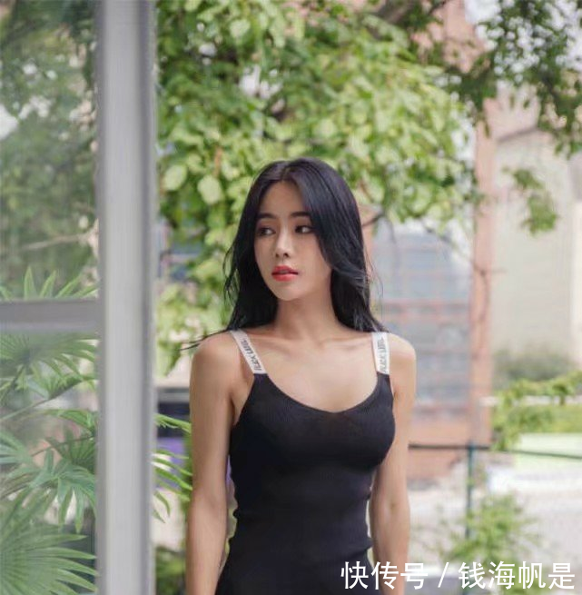 妖娆身材的小姐姐，穿搭紧身连衣裙凸显S曲线，非常的迷人