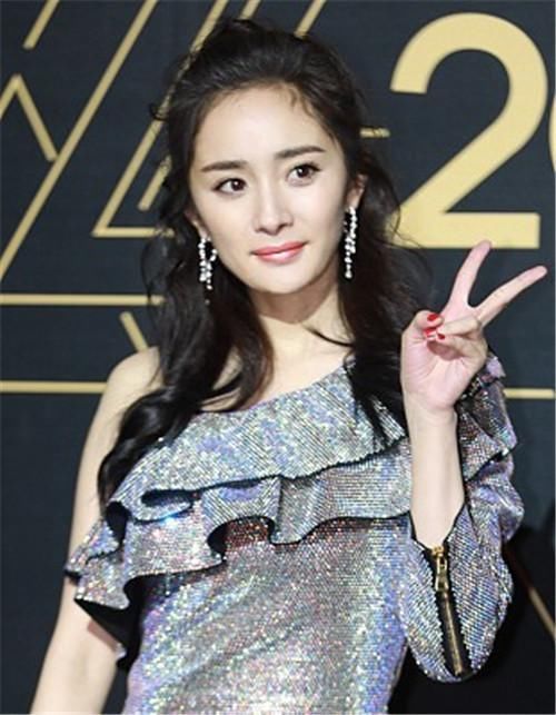 杨幂胆太大, 裙子与胯平齐了, 网友: 刘恺威还不来管管?