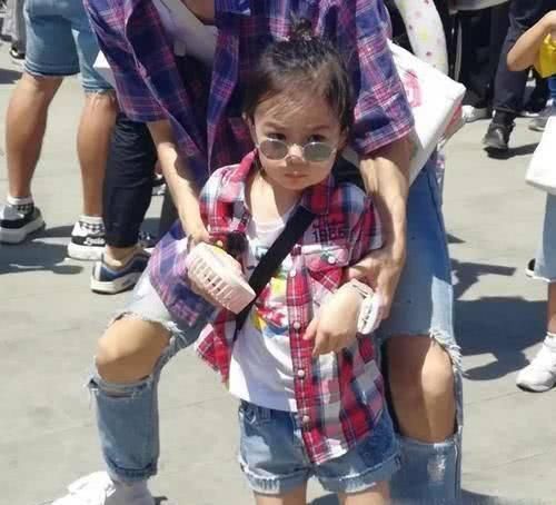 才3岁的戚薇女儿就敢跟妈妈比时尚，但这一点戚薇就输了