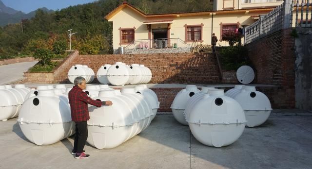 农村厕所改造后是挺卫生，可农民却面临着开销增大和肥力来源减少