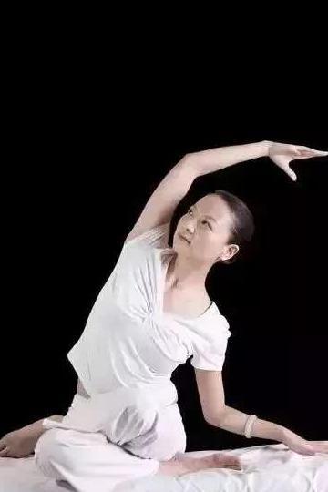 睡前趴10分钟，堪比跑步1小时，肚子平了、腰也细了