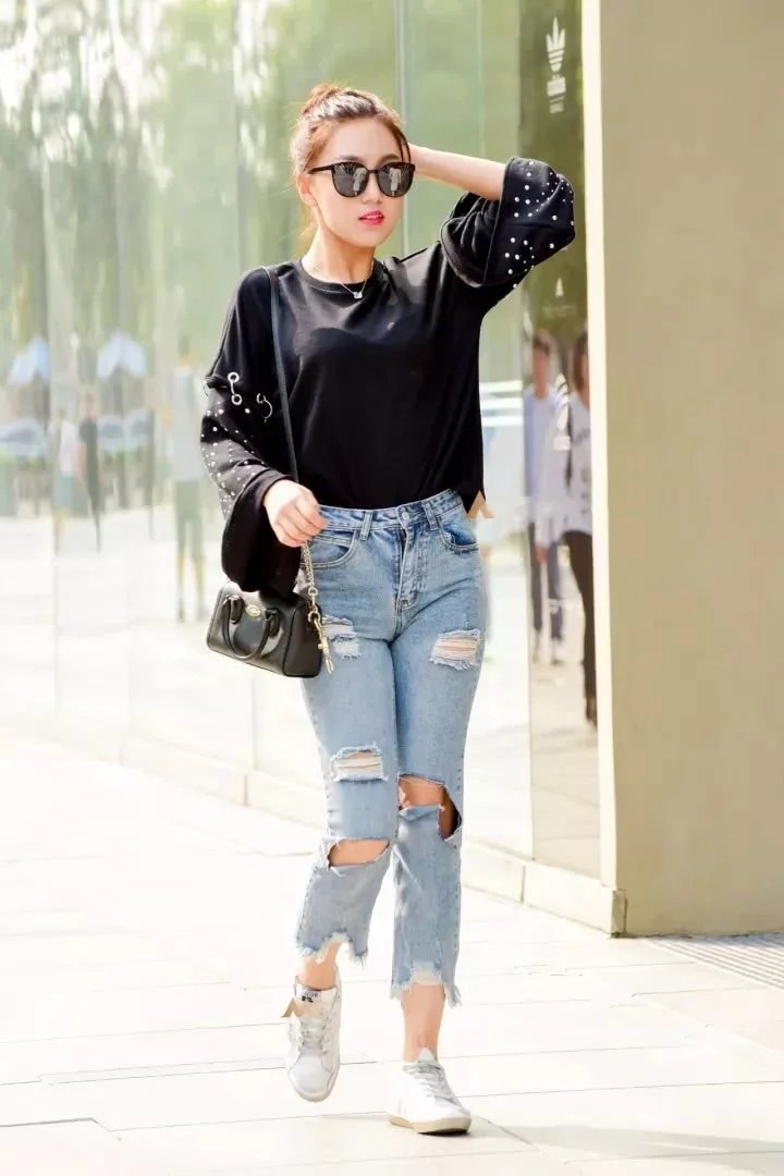 气质女神破洞牛仔裤，时尚清凉的穿搭大秀一双迷人的大长腿，很有