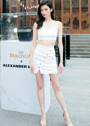 厉害了奚梦瑶！穿连衣裙开叉到腰，网友：腿长就是任性！