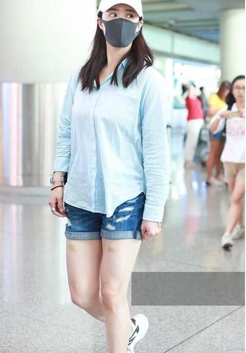 当110斤蒋欣穿上牛仔短裤，网友：终于见识到真正的浮肿腿了